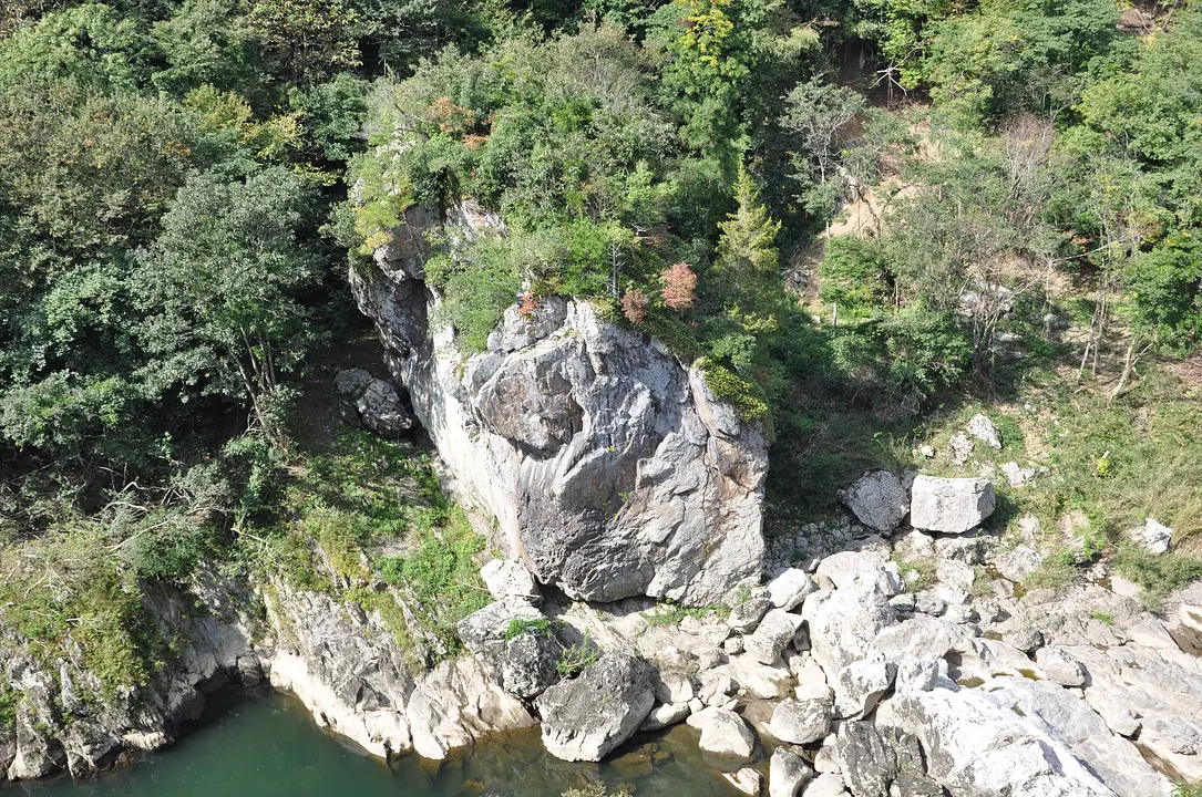 初夏 上原町 立岩.jpg
